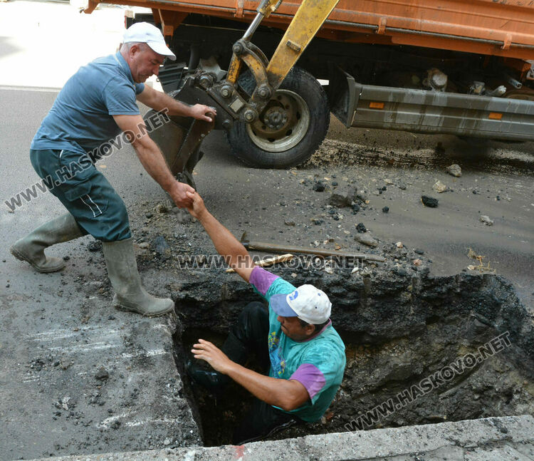 Разкопаха Кърджалийска за отстраняване на авария, откриха я след наводняване в мазета