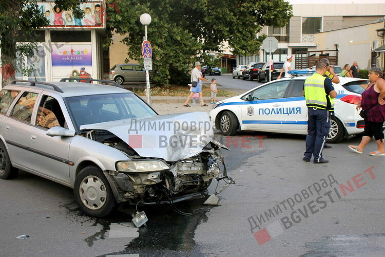 БМВ и Опел премериха тенекии на главен булевард в Димитровград