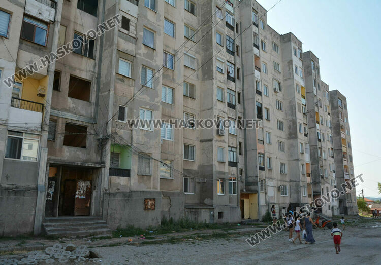 Воня от наводнени мазета и запушена канализация усмърдя част от &bdquo;Орфей&ldquo;