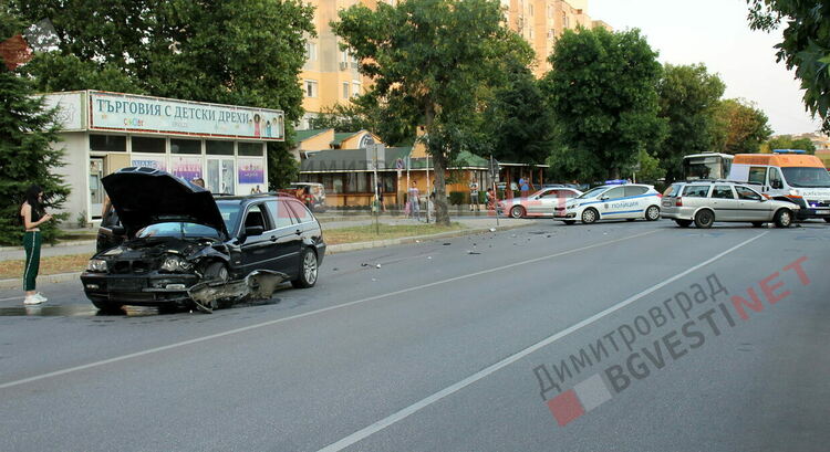 БМВ и Опел премериха тенекии на главен булевард в Димитровград