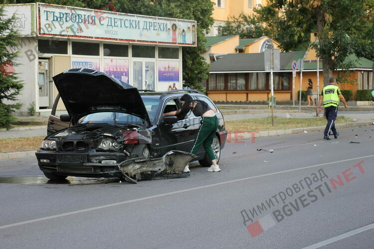 БМВ и Опел премериха тенекии на главен булевард в Димитровград