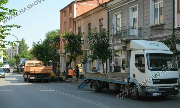 Разкопаха Кърджалийска за отстраняване на авария, откриха я след наводняване в мазета