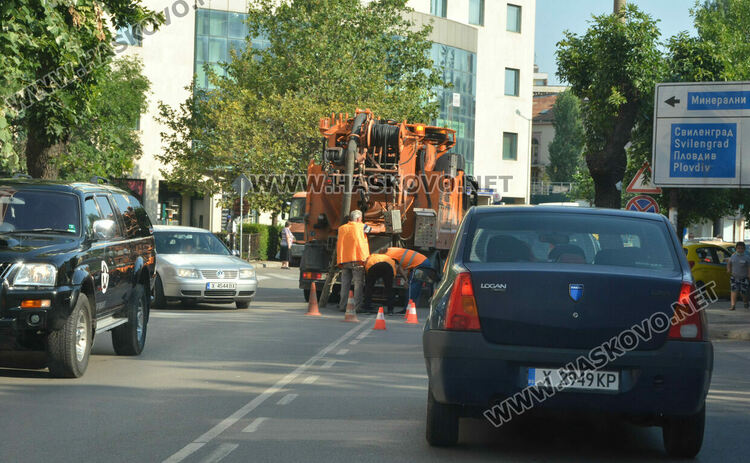 Разкопаха Кърджалийска за отстраняване на авария, откриха я след наводняване в мазета