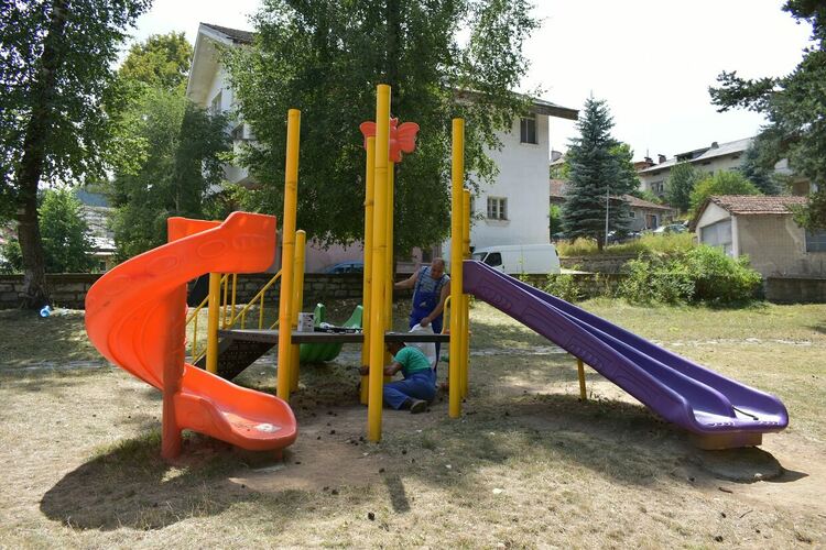 Благоустрояват градския парк в Чепеларе по проект