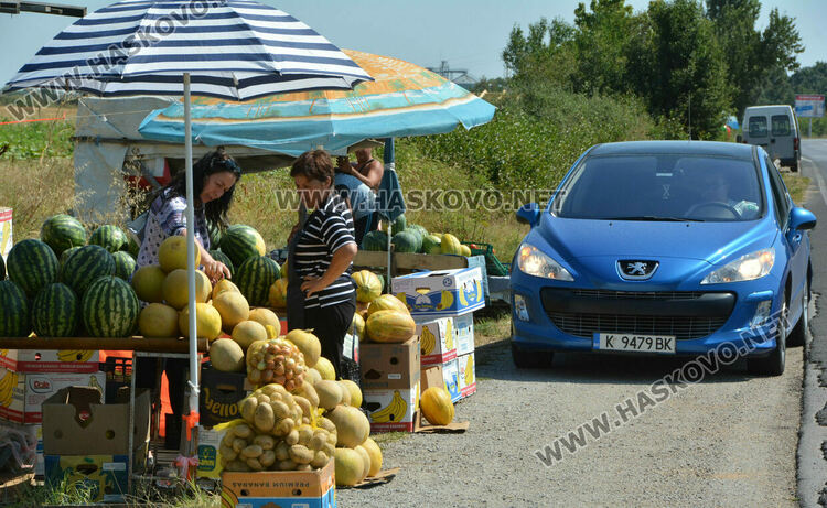 Повече производители на импровизирания пазар край пътя между Хасково и Конуш