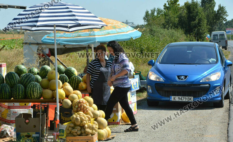 Повече производители на импровизирания пазар край пътя между Хасково и Конуш