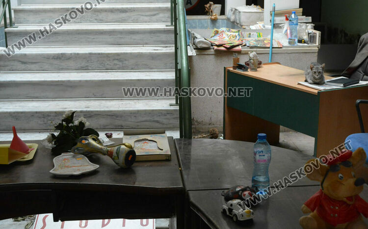 Жалват се от мръсотия, воня и котки в помещение в комплекс &bdquo;21 век&ldquo;