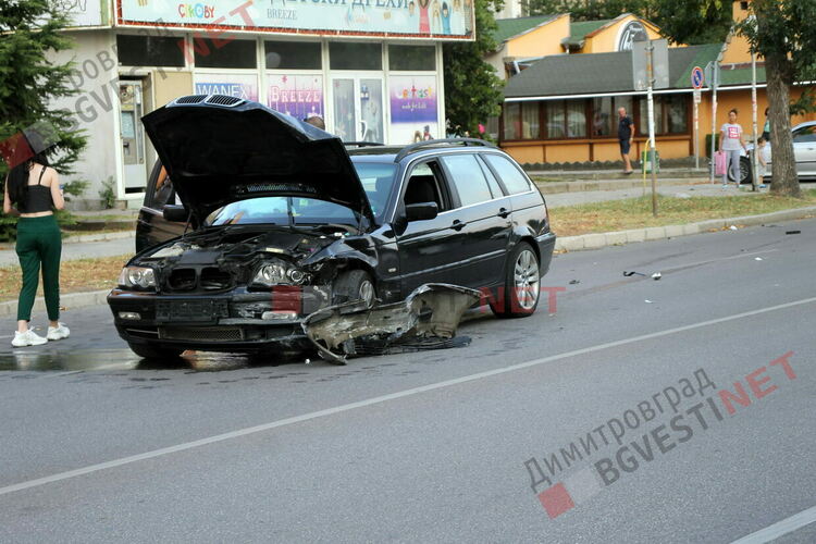 БМВ и Опел премериха тенекии на главен булевард в Димитровград