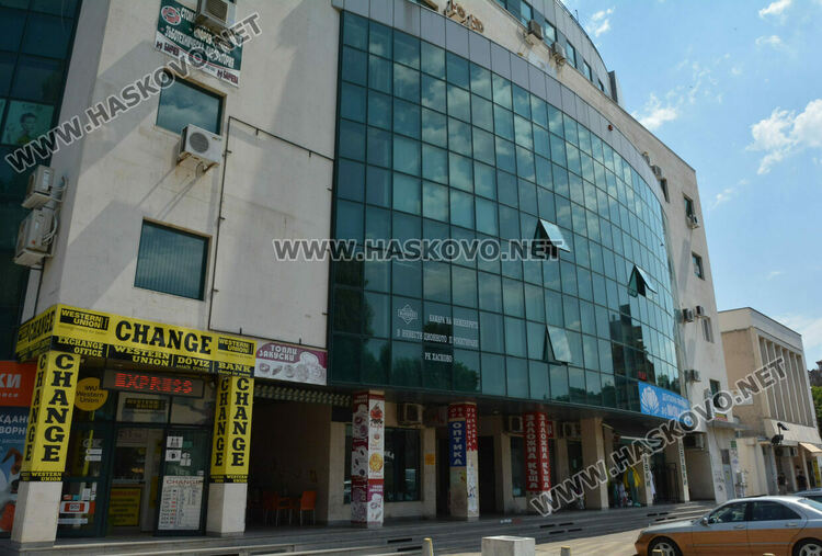 Жалват се от мръсотия, воня и котки в помещение в комплекс &bdquo;21 век&ldquo;