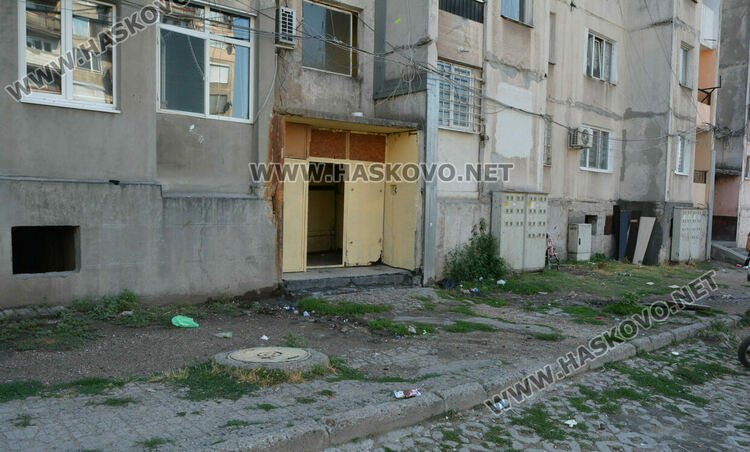 Воня от наводнени мазета и запушена канализация усмърдя част от &bdquo;Орфей&ldquo;