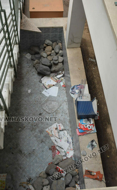 Жалват се от мръсотия, воня и котки в помещение в комплекс &bdquo;21 век&ldquo;