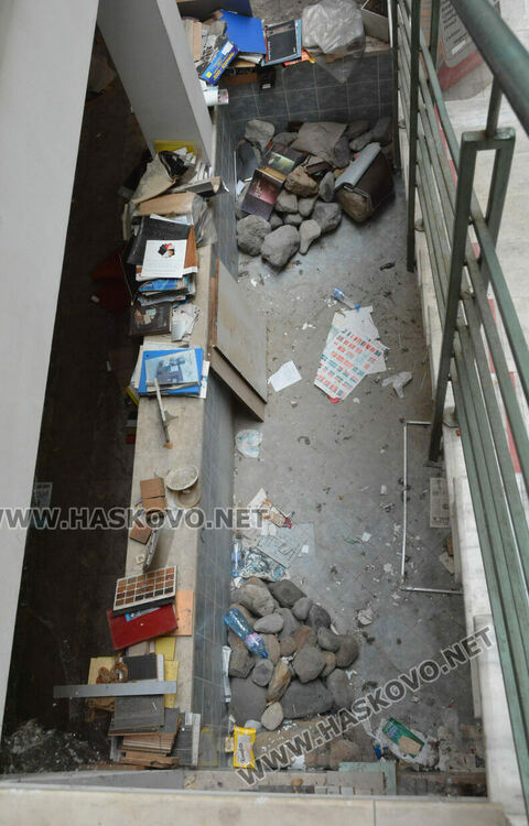 Жалват се от мръсотия, воня и котки в помещение в комплекс &bdquo;21 век&ldquo;