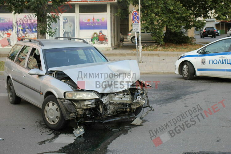 БМВ и Опел премериха тенекии на главен булевард в Димитровград