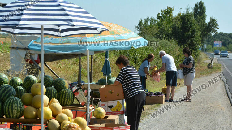 Повече производители на импровизирания пазар край пътя между Хасково и Конуш