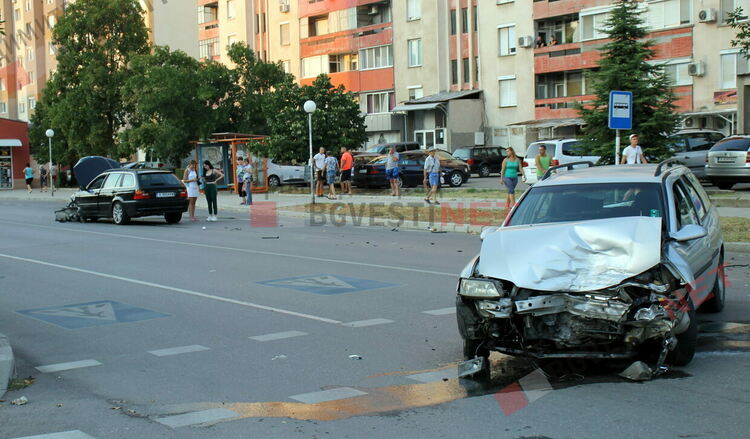 БМВ и Опел премериха тенекии на главен булевард в Димитровград