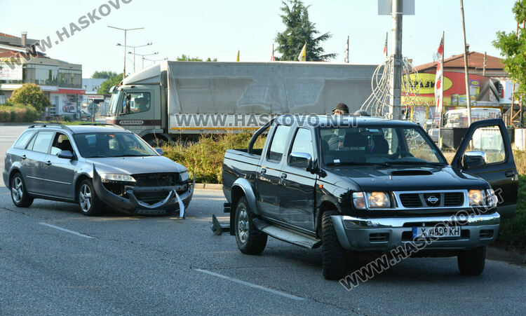 Мазда и Нисан се разбиха на Кърджалийска 