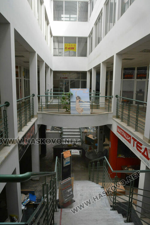 Жалват се от мръсотия, воня и котки в помещение в комплекс &bdquo;21 век&ldquo;