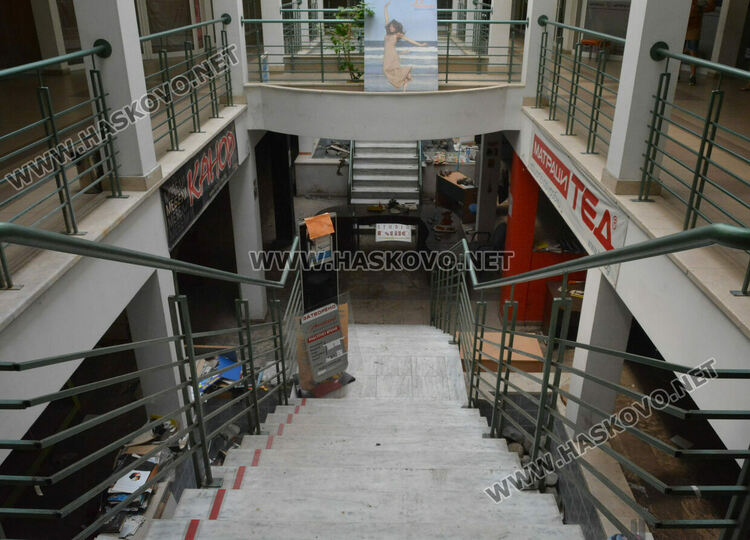 Жалват се от мръсотия, воня и котки в помещение в комплекс &bdquo;21 век&ldquo;