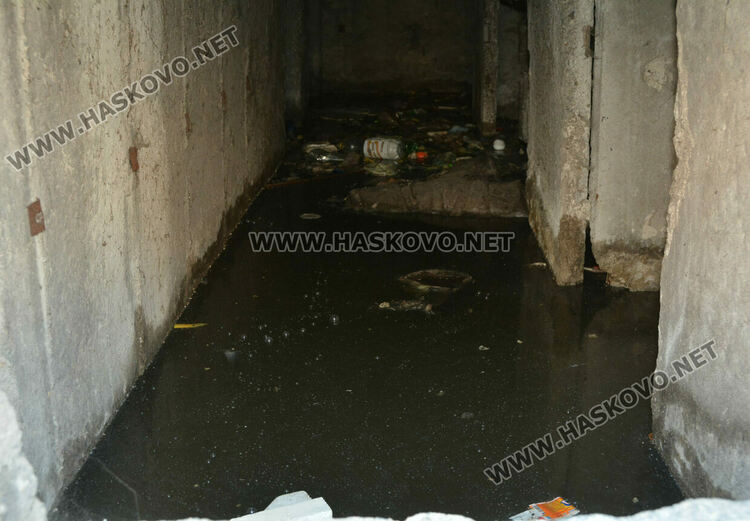 Воня от наводнени мазета и запушена канализация усмърдя част от &bdquo;Орфей&ldquo;
