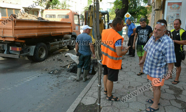 Разкопаха Кърджалийска за отстраняване на авария, откриха я след наводняване в мазета