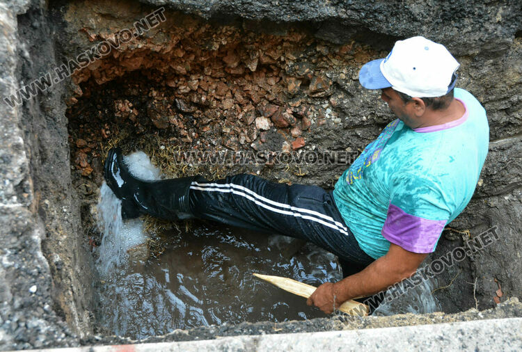 Разкопаха Кърджалийска за отстраняване на авария, откриха я след наводняване в мазета