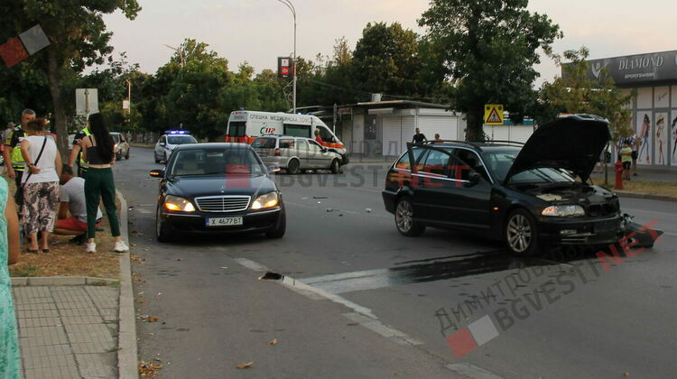 БМВ и Опел премериха тенекии на главен булевард в Димитровград