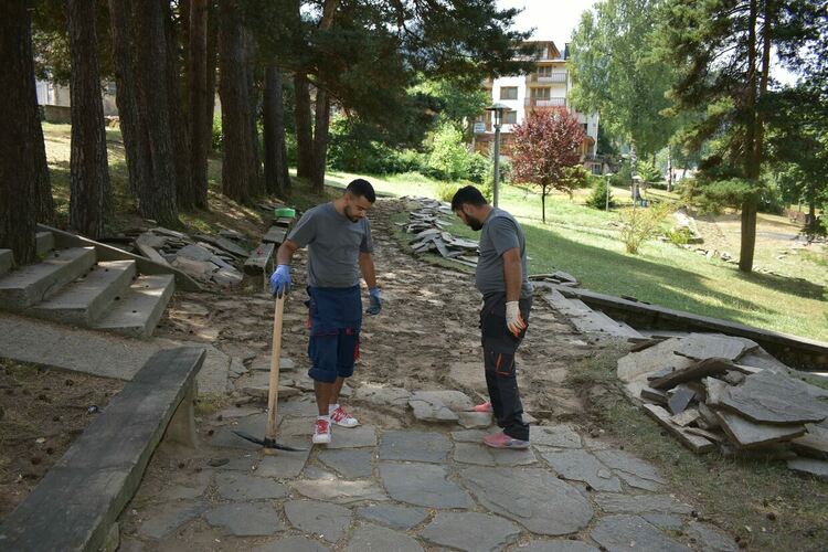 Благоустрояват градския парк в Чепеларе по проект