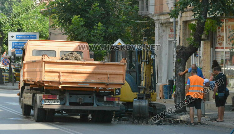 Разкопаха Кърджалийска за отстраняване на авария, откриха я след наводняване в мазета