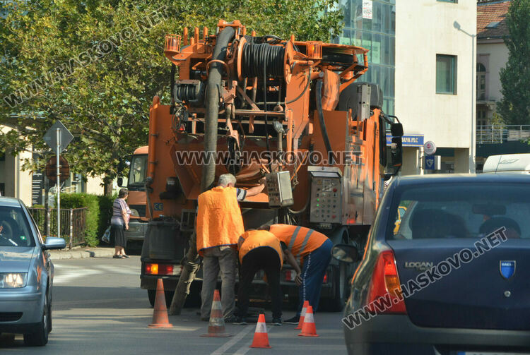 Разкопаха Кърджалийска за отстраняване на авария, откриха я след наводняване в мазета