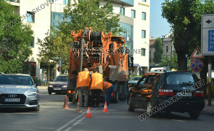 Разкопаха Кърджалийска за отстраняване на авария, откриха я след наводняване в мазета