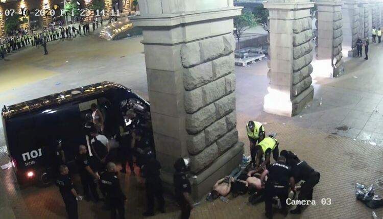 Кадри с полицейско насилие над протестиращи бяха показани в парламента