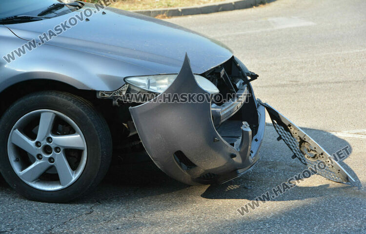 Мазда и Нисан се разбиха на Кърджалийска 