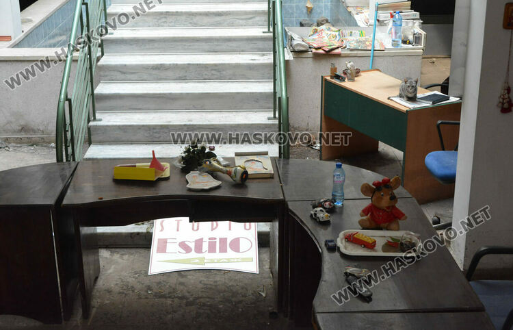 Жалват се от мръсотия, воня и котки в помещение в комплекс &bdquo;21 век&ldquo;