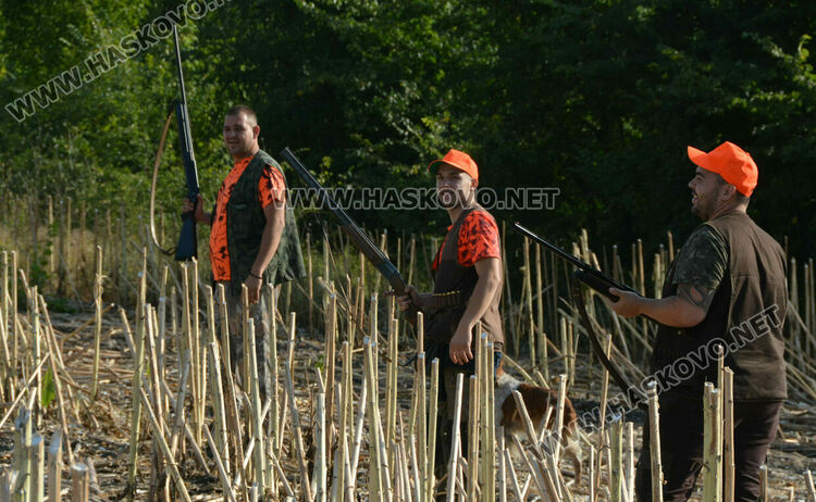 Дружинката от Стамболийски откри лова на пернат дивеч със слука. Чакат и група от Гърция