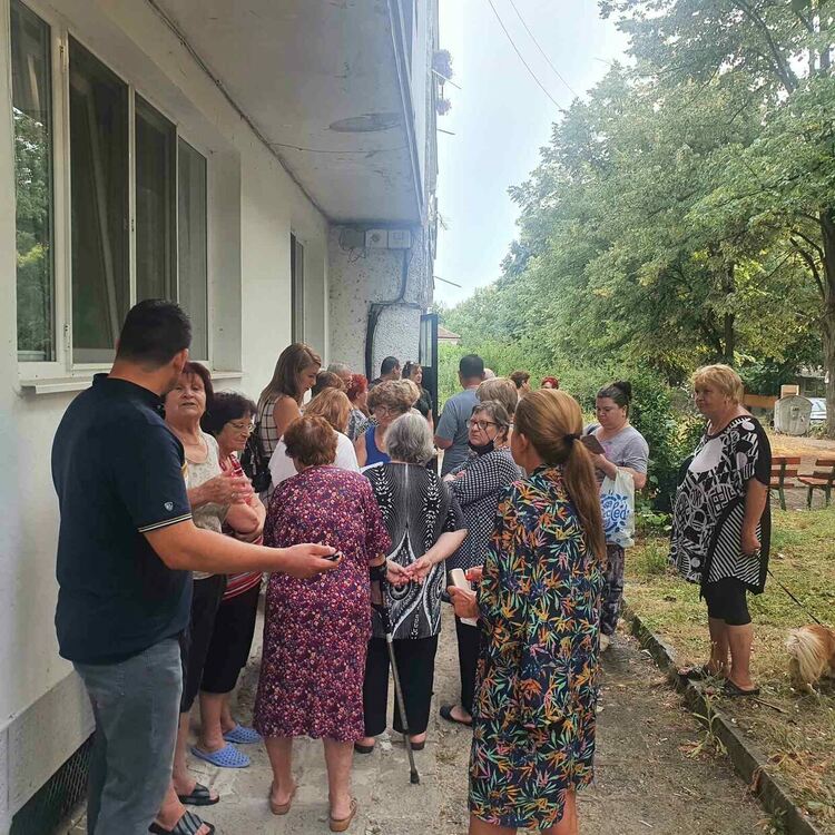 Обитатели на блок на Пазара на протест срещу строежа на кооперация в опасна близост