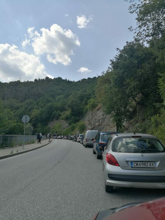 Километрично задръстване между Нареченски бани и Хвойна заради катастрофа