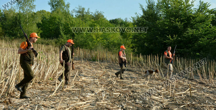 Дружинката от Стамболийски откри лова на пернат дивеч със слука. Чакат и група от Гърция
