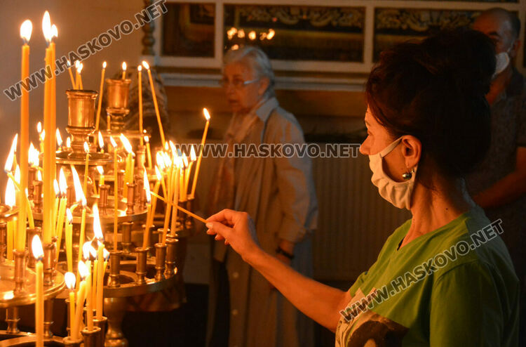 Християните отбелязват Успение на Пресвета Богородица