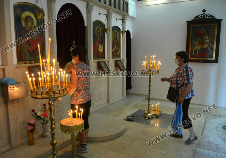 Християните отбелязват Успение на Пресвета Богородица