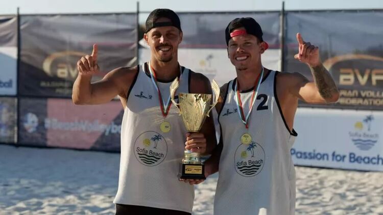 Димитър Калчев от Кърджали и Константин Митев спечелиха титлата в Националната верига по плажен волейбол