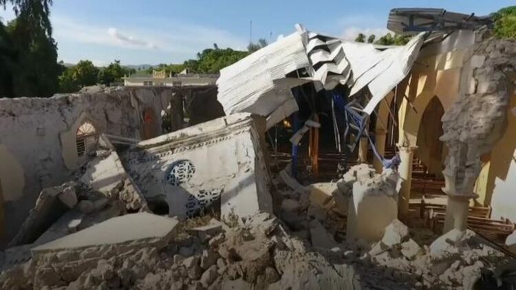 Жертвите при земетресението в Хаити вече са близо 1300