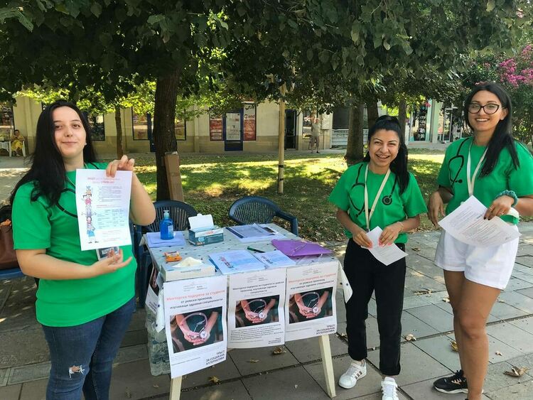 Студенти проведоха информационна кампания за КОВИД-19 и ваксините