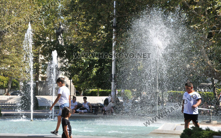 Подновяват шадраваните в центъра на Хасково