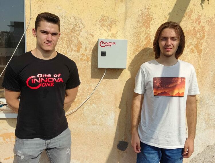 Ученици монтираха система за отчитане на качеството на въздуха