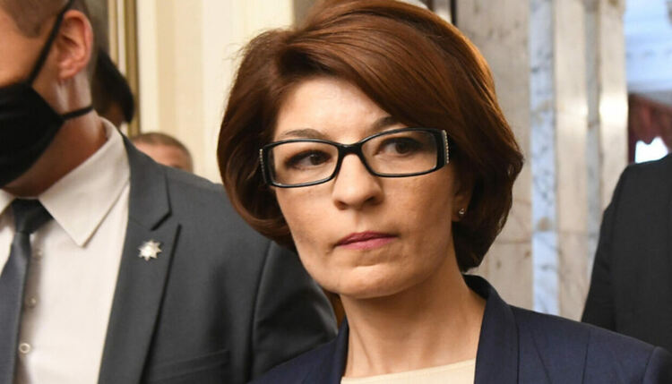 Не бива да се бави връчването на мандата нито на втората, нито на третата политическа сила, заяви Десислава Атанасова