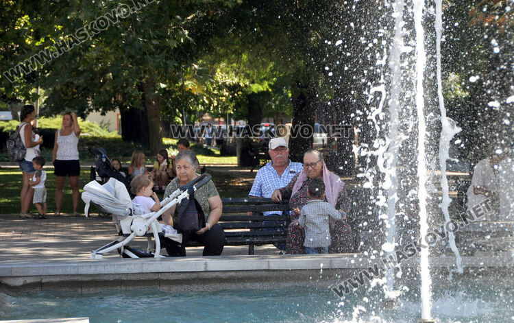 Подновяват шадраваните в центъра на Хасково