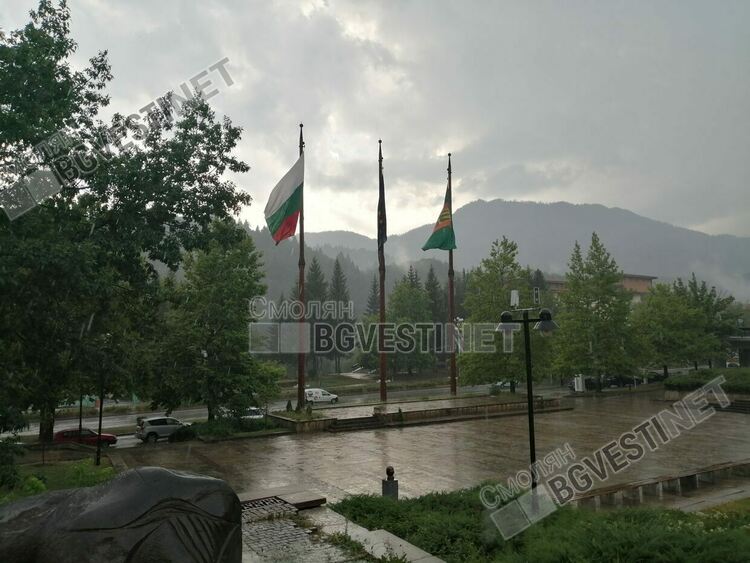 Гръмотевична буря се разрази над Смолян