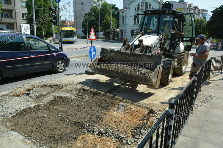 Валяк хлътна в насип на ВиК
