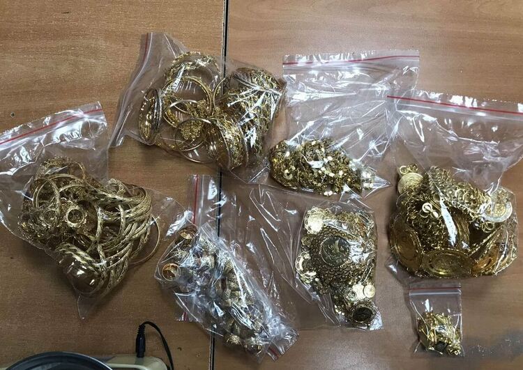 Разкриха контрабанда на злато и сребро за над 300 000 лв в тайници на камиони и автобус