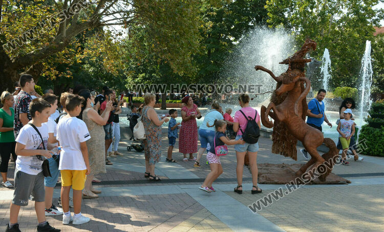 Уличен артист лети до еднорог като вълшебник и въвлича в приказен свят малки и големи